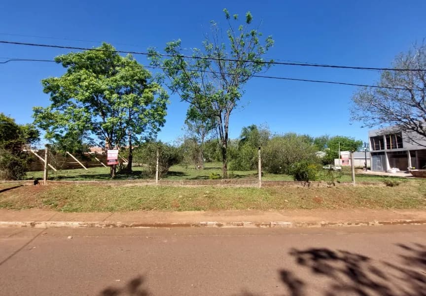 Hermoso lote comercial sobre avda de acceso a Itaembé Miní