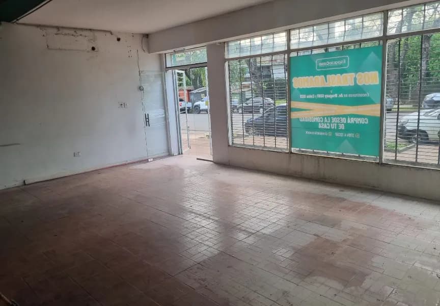 AMPLIO LOCAL COMERCIAL CON DEPOSITO SOBRE AVENIDA