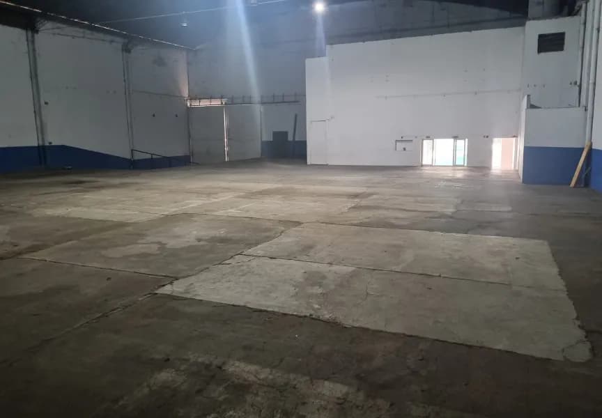 AMPLIO LOCAL COMERCIAL CON DEPOSITO SOBRE AVENIDA