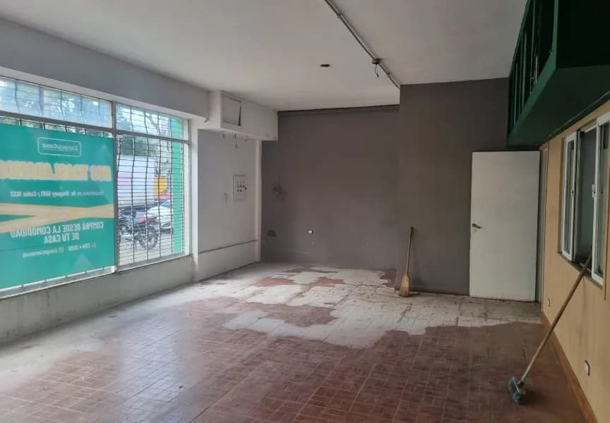 AMPLIO LOCAL COMERCIAL CON DEPOSITO SOBRE AVENIDA