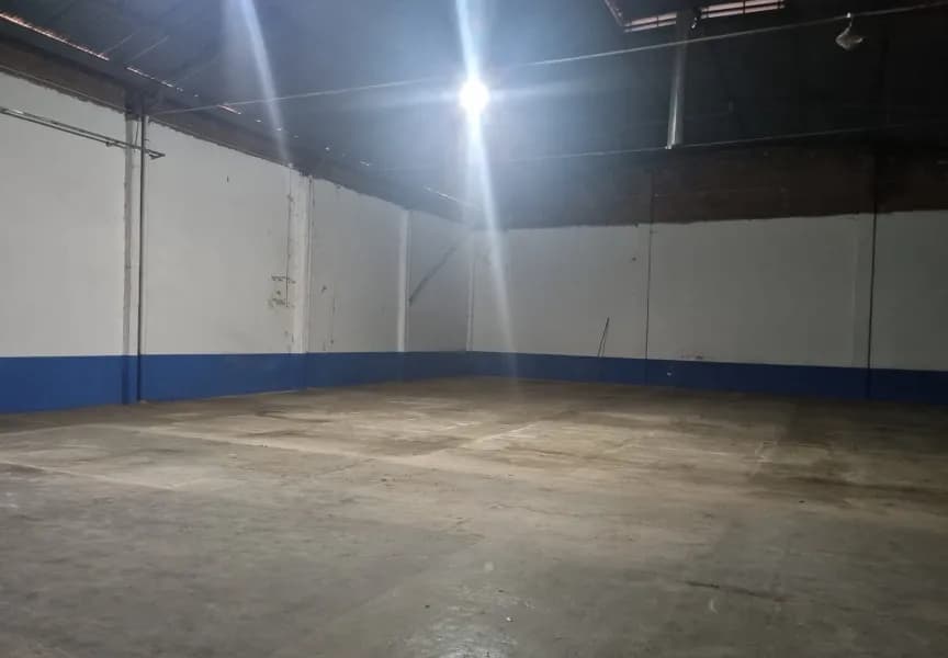 AMPLIO LOCAL COMERCIAL CON DEPOSITO SOBRE AVENIDA