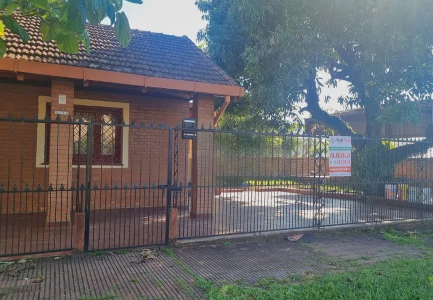 AMPLIA CASA CON COCHERA EN ESQUINA -  ZONA RESIDENCIAL A PASOS DE AV. URUGUAY