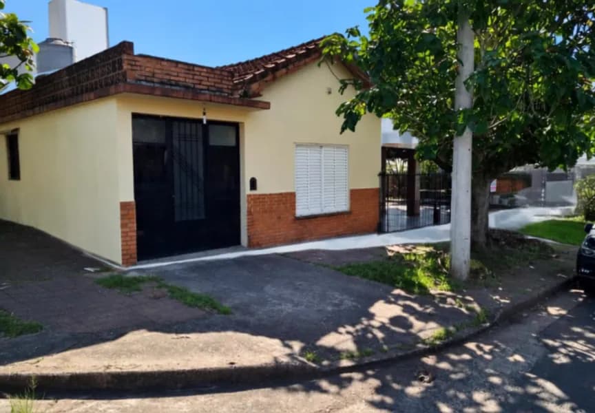 AMPLIA CASA CON COCHERA EN ESQUINA -  ZONA RESIDENCIAL A PASOS DE AV. URUGUAY
