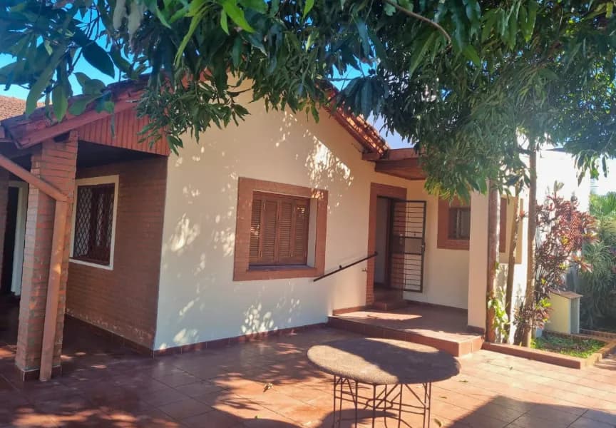 AMPLIA CASA CON COCHERA EN ESQUINA -  ZONA RESIDENCIAL A PASOS DE AV. URUGUAY